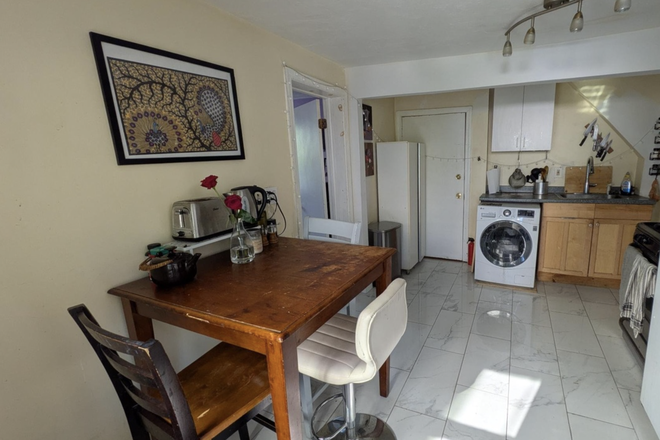 kitchen & laundry - *NO BROKERS FEE!* 2 Bed / 1 Bath near campus w/ LAUNDRY IN UNIT! Avail. 9/1/26! Apartments