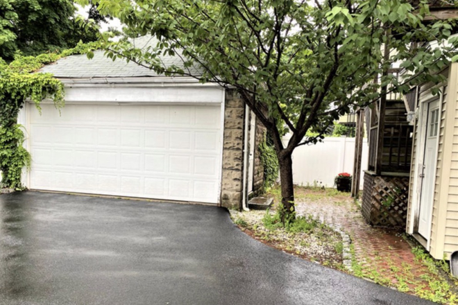 - - 4 BEDROOM WITH TWO BATHS JUNE 2027 Apartments