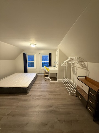 room for rent - House close to campus (7 min walk from JCC/ Green line)