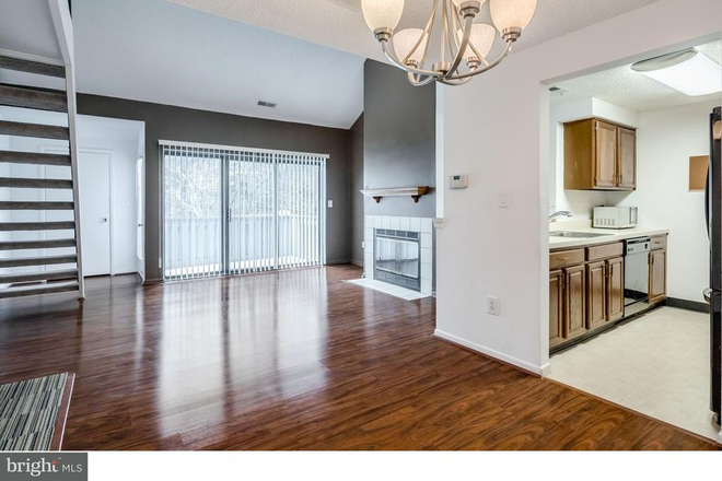 living area - Semi-furnished loft for female-Tamarron Dr-Plainsboro