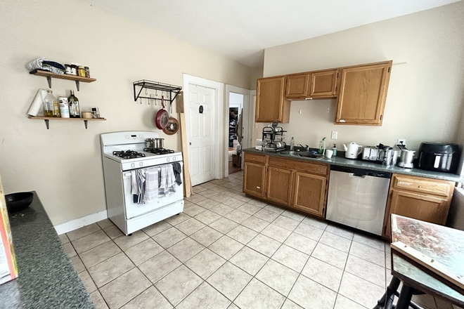 living - SPACIOUS 5 BED/ BONUS OFFICE, WATER INCLUDED!!! 9/1/26!