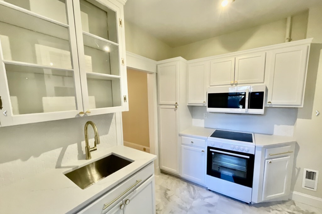 kitchen - *NO BROKERS FEE!* Studio/1 Bath w/ Heat&Hot Water Inclu.! Next to Campus! Apartments