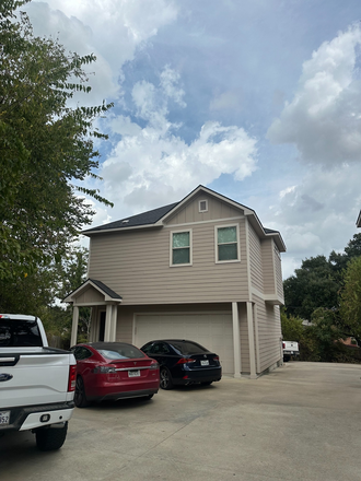 Driveway/Garage - 1606 Lenert Circle, Garage Apartment, 0.5 Miles from Campus