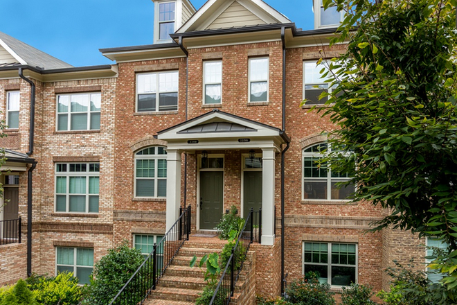 Front View - 3 Bed 3.5 Bath Townhome: Gated, private parking, 2 Mi from Campus