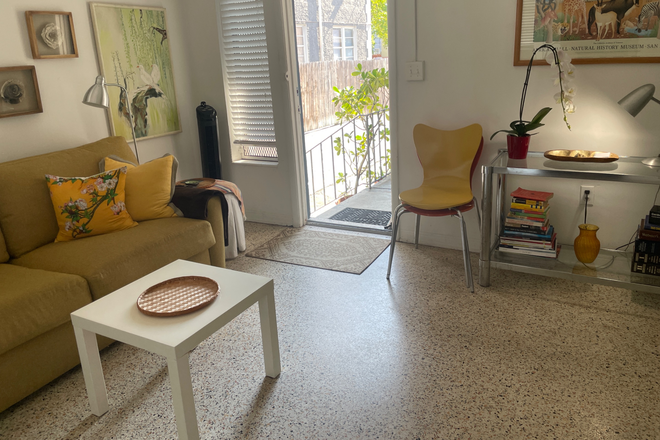 - Little Havana, triplex (back unit) Private parking and patio 1635