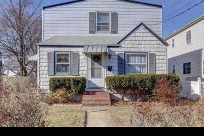 front door - (shared housing)For rent: a big bedroom on the first floor and 2 bedroom on the second floor.