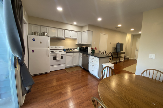 Kitchen and dining area - Townhouse on bus routes