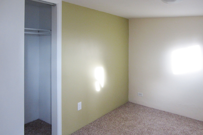 Bedroom #1 - 🏠 🏠 🏠 All three rooms available in 3-Bedroom Duplex - 10 mins' Walk to DU