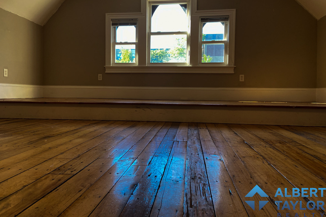 Living Area - Stunning top-floor 7 bedroom!!