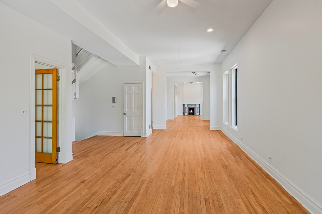 living room 2 - 5Bdrm + Office Duplex Near UIC, Medical District & Public Transport Apartments