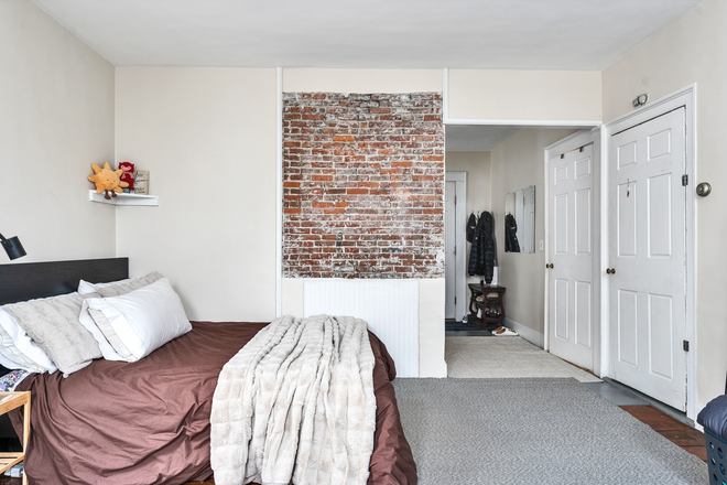 Main room - Sunny studio available July 1 Apartments