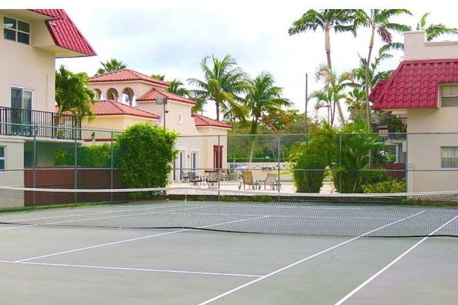 Tennis Court - Villas of Pinecrest - 10 minutes walk from Dadeland North station which is two stops from UM
