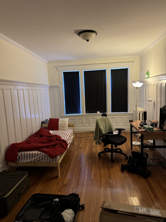 bedroom(1) - Furnished Single Close to Riverway T Stop (Lease term negotiable)