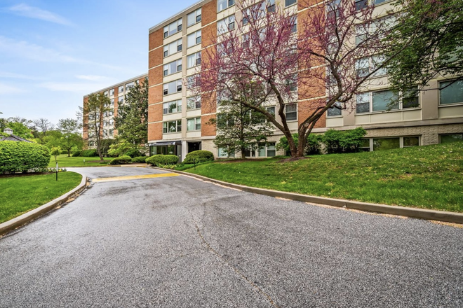 Front of Building - Quiet 900 sq ft 1BR Roland Park condo elevator building w/ ample parking