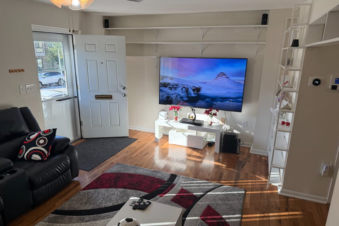 Living Area - Cozy Bedroom near John Hopkins School of Medicine /Kennedy Krieger Institute (Shared Space)