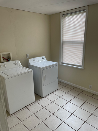 Laundry - 419 Grace. Great House Great Location