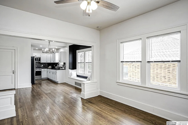 Living room - Cute 4 bed 2 bath 10 minutes from campus