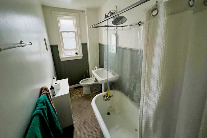 Bathroom - 1 bedroom, 1 bathroom second floor Cabbagetown apartment for rent (unfurnished)