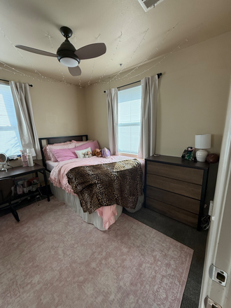 Bedroom C - Camino Del Sol Townhouse (4 bed 4.5 bath) - Bedroom C Sublet