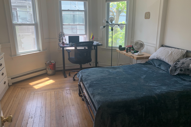 Big bedroom - Furnished 4BR/1BA. av. 09.01.26 for a long-term, T, bus, and shops, walt to Harvard yard. Apartments
