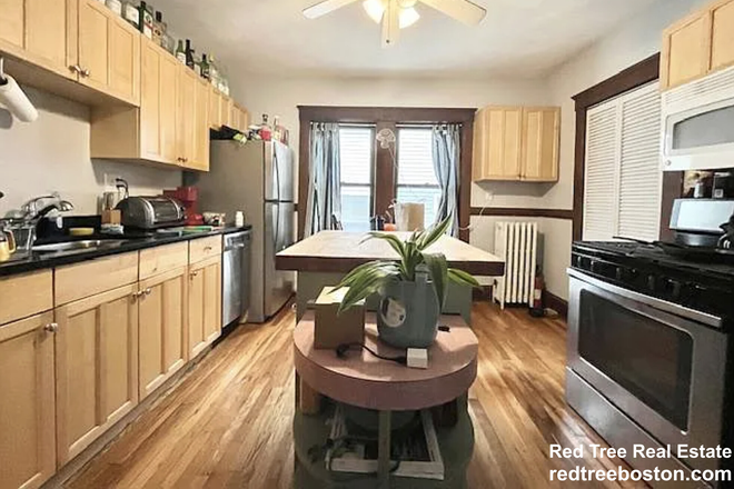 ... - BRIGHT TOP FLOOR 4 BED W/IN-UNIT LAUNDRY, DECK