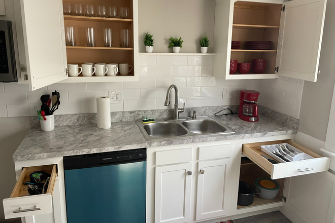 Kitchen - Four bedroom, all female, newly remodeled fully furnished/appliances included. Close to Campus.