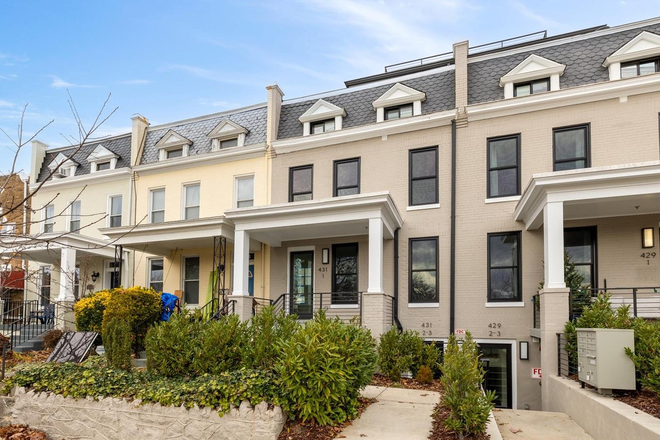 Front - 2024-built 4BR + den/3.5BA Townhome w/ Rooftop Deck and golf course views – 7-Min Walk to metro