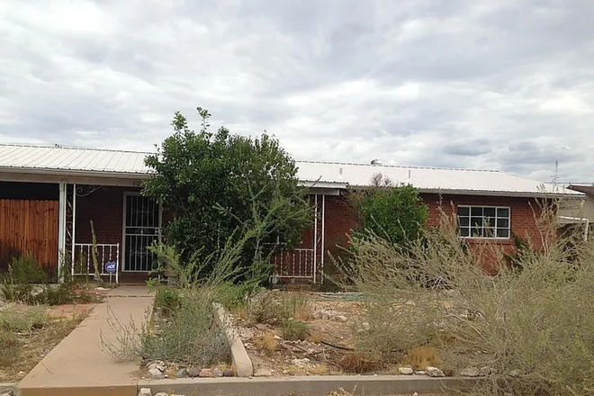 Front yard - Spacious 3 bedroom just north of campus