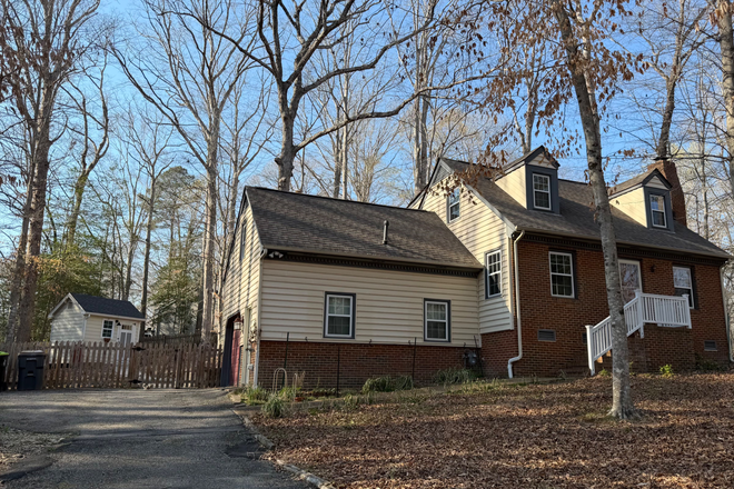 The house is at the bottom of a hill and its very quiet at night with stellar neighbors all around. - Quiet 2 Bed 1.5 Bath House In Walkable Neighborhood