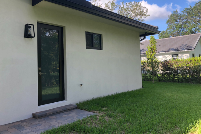 exterior entrance - 1/1 walking distance