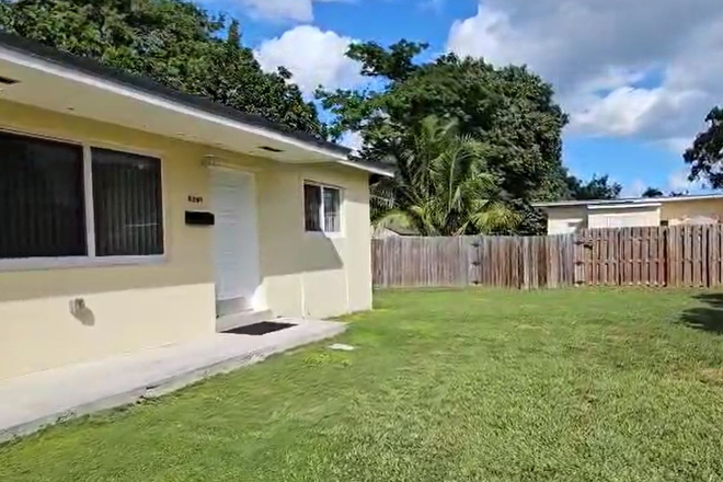 House Front - Sale Offer From $975 - Available Room at 2 Bed/2Bath Apart./Near to Campus/Fall Term: 305.815.235