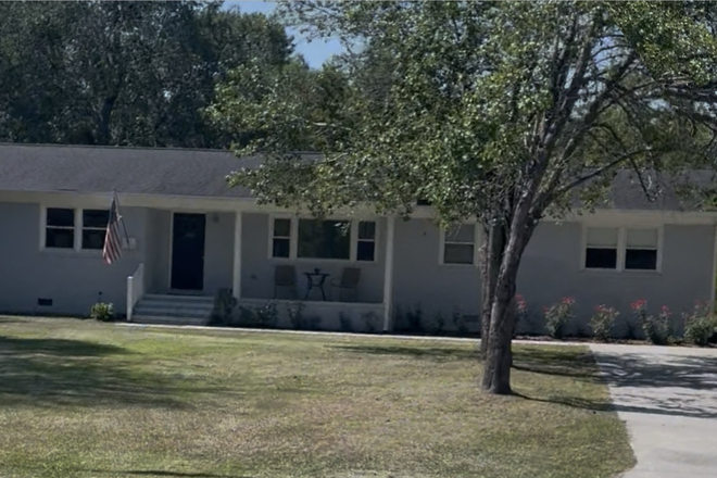 Outside Street View - Prime Location🔥: Private UNCW Campus 👩🏼💻 Access via Backyard Gate House