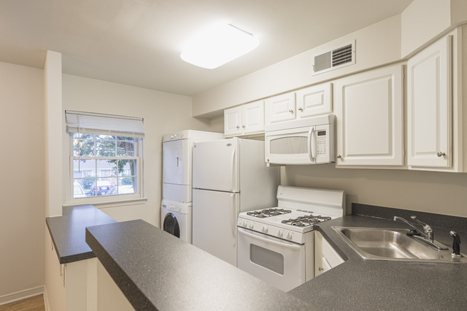 Kitchen - Cambridge Square Townhomes - Available for 2026-2027!