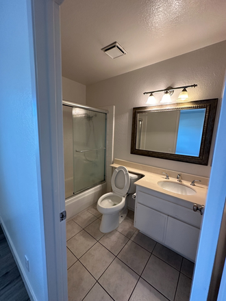 Bathroom - Summer Private Room in Columbia Court