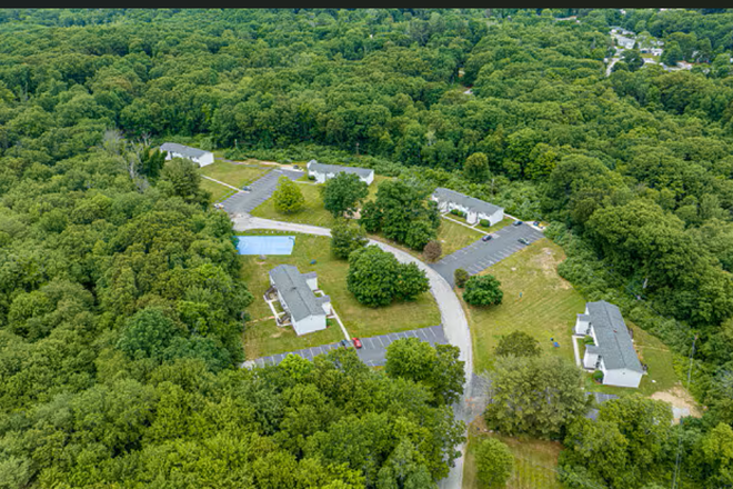 Outside view - The Den at Hunting Lodge – Furnished Male Shared Room Near UConn