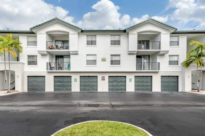 exterior view of the apartment buildings - 2/2 Apartment in Davie with Private Bathrooms