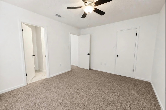 Bedroom - Looking for 1 roommate!