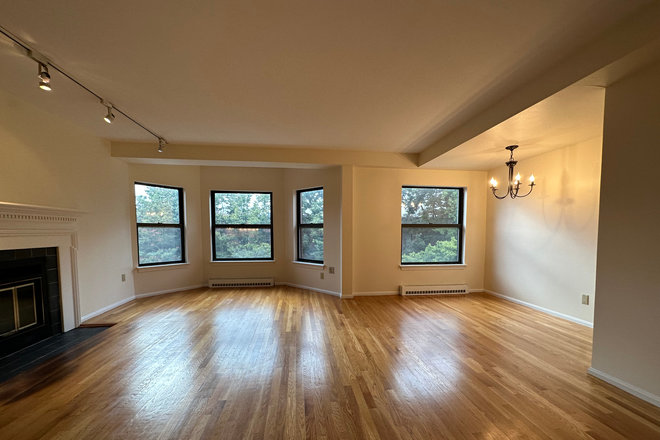 1 - 2 bedrooms 2 bathrooms, central air, elevator, private deck