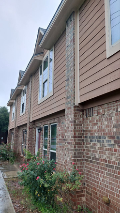 Front Entrance and Exterior View - Balcones