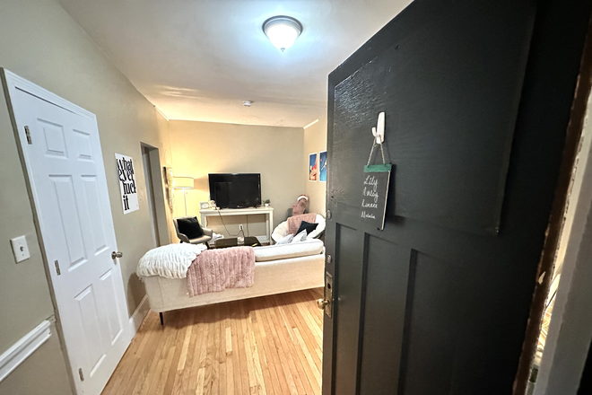 1 - Affordable 4 bed 1 bath 2 blocks from Campus No fee 9/1