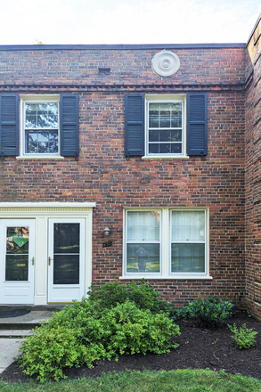 Front entrance view - Arlington Village Townhouse, 5 miles to campus