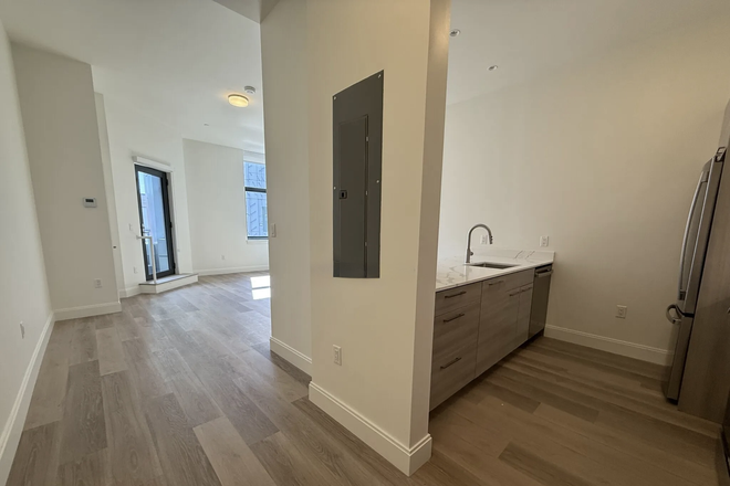 Entrance Viewpoint - Packard's Corner / West Campus Room Available in Safe Neighborhood