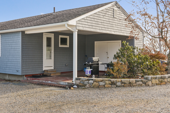 Outside Street View - 5 Bed/3 bath in Bonnet! 15 mins to URI