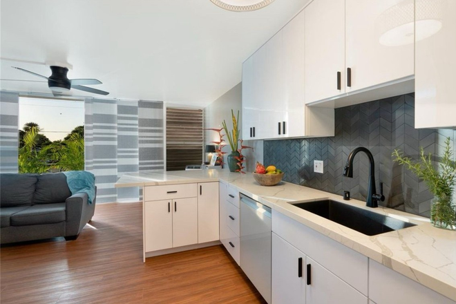 Living room and kitchen - 1-bedroom apartment for rent – Honolulu (Kapiolani Park / Kaimana Beach)