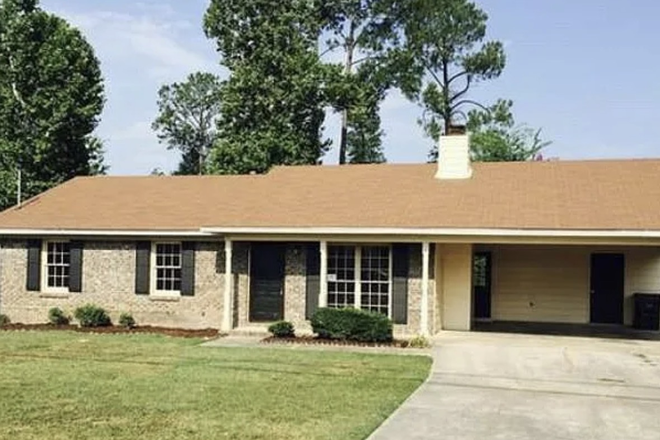 Front of house - 3/2 Available for Fall - right off Hargrove ~1 mile to campus!