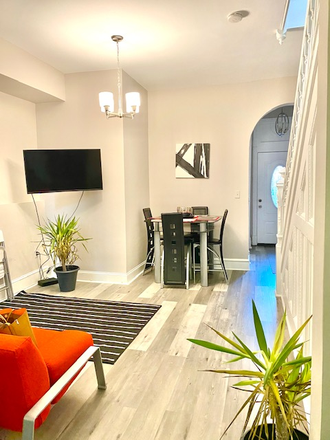 living area - 5Br/4BHip Bloomingdale/Shaw. Move in ready. 2 master bedrooms and 2 bedrooms with shared bathroom. House