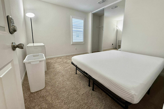 bedroom 3 - 12 mins from UCR: 2 bedrooms in quiet neighborhood. Respectful female students preferred. House