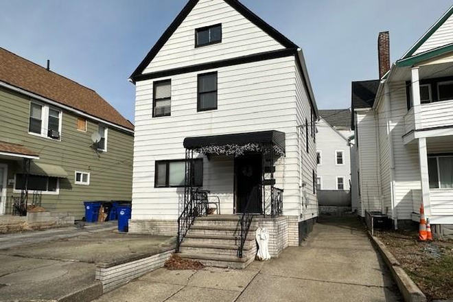 Updated 2 Bed, 1 Bath in the heart of Little Italy near CWRU. New kitchen, bath, in-unit laundry. Walk to everything. Available Jan & 26/27 - 1913 Coltman Rd. Upper