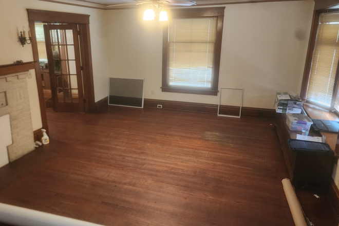 living - MSU/LCC Near 5 Bedroom in Lansing House