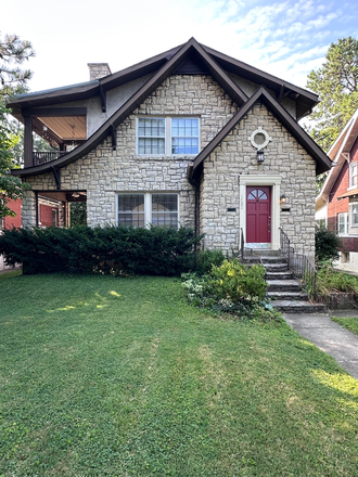 1st floor of duplex 1/2 block from Bellarmine - Bellarmine Off-Campus 2 Bedroom Apt.